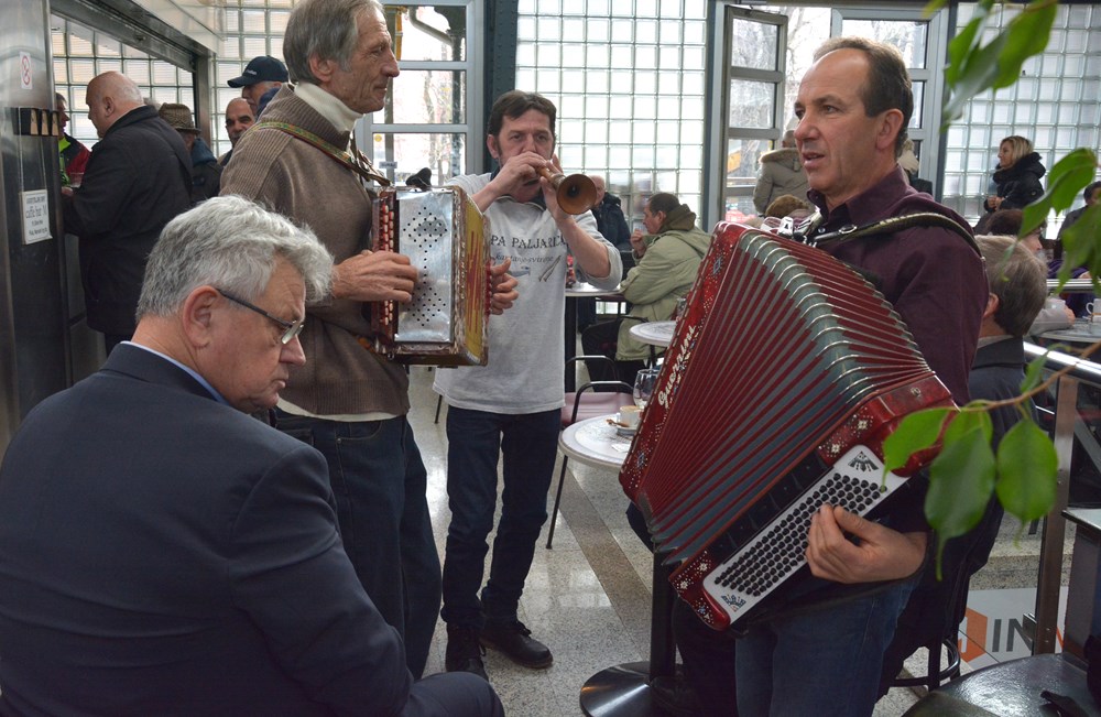 PULA, 31.12.2018. - ZADNJI DAN, TRZNICA, KAFICI NA SPRATU, MUZIKASnimio Neven LAZAREVIC
